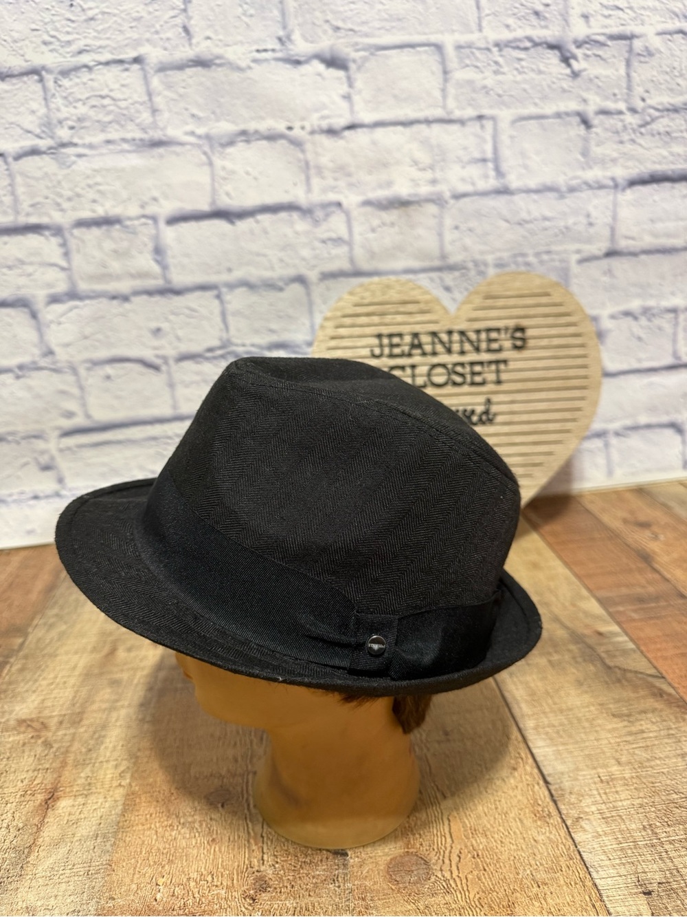 Stetson Black Fedora Hat Size L/Xl
Pre owned good condition 
This hat has some l